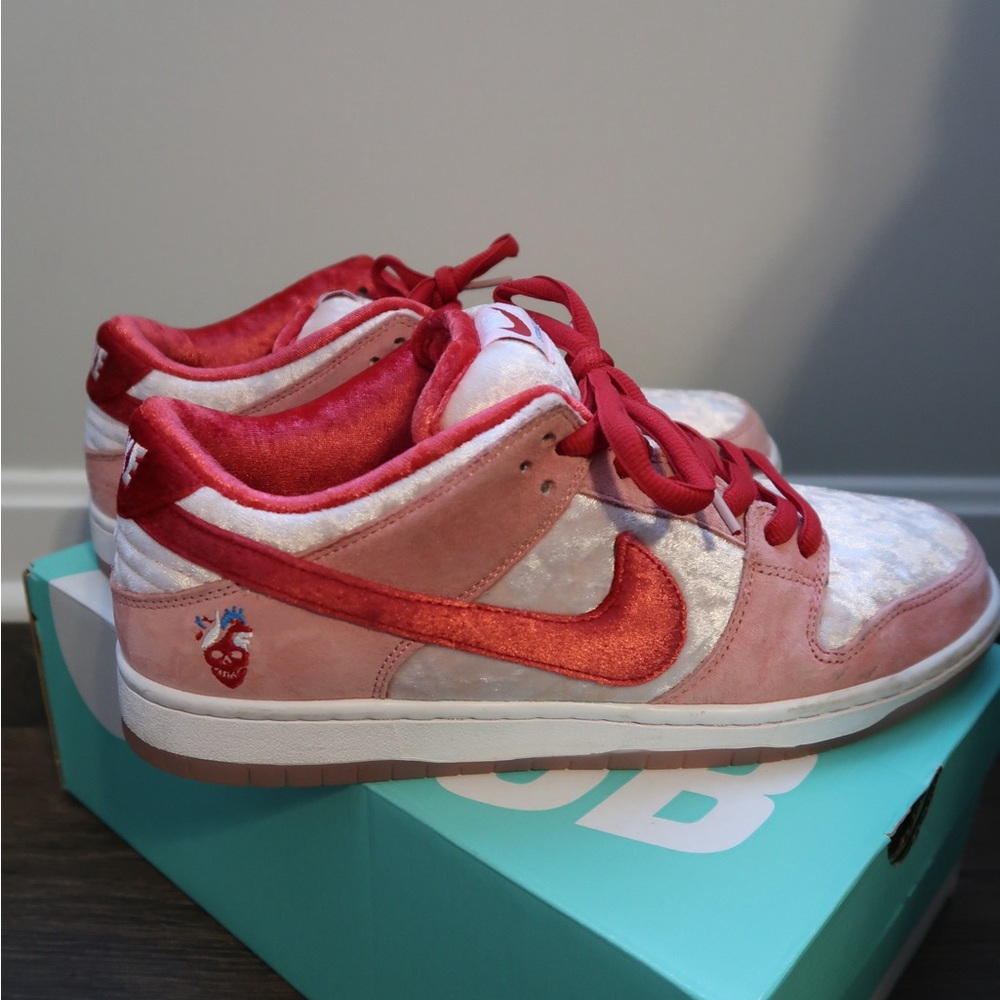 Nike SB X Strangelove Dunk low w/ special box